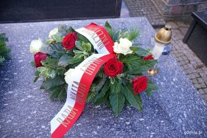 na zdjęciu wiązanka z napisem Rada Miasta Gdyni i Prezydent Miasta Gdyni