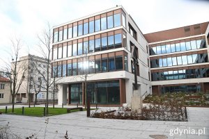 Nowe budynki Gdynia Waterfront i zabytkowy Krzyż Rybacki