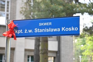 Tablica z nazwą skweru im. kpt. ż. w. Stanisława Koski // fot. Magdalena Czernek