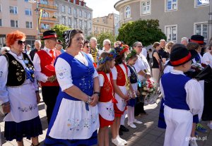 na zdjęciu mieszkańcy w kaszubskich strojach