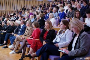 Na zdj. m.in. prezydent Aleksandra Kosiorek, wiceprezydentka Oktawia Gorzeńska, skarbnik miasta Honorata Krupka, radne Beata Zastawna, Agnieszka Tokarska, Joanna Zielińska i Ewa Krym oraz wiceprzewodniczący RMG Ireneusz Trojanowski