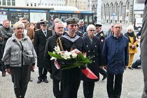 Od lewej: radna Elżbieta Raczyńska, prezydent Wojciech Szczurek, Joanna Zielińska - przewodnicząca Rady Miasta Gdyni oraz radny Zenon Roda składający kwiaty pod tablicą pamiątkową na fasadzie Dworca PKP Gdynia Główna podczas uroczystości upamiętniających 84. rocznicę wysiedlenia ludności polskiej z Gdyni