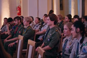Harcerze uczestniczący w gali Dnia Myśli Braterskiej 