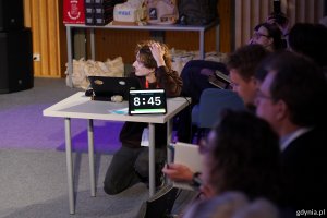 Uczestnicy i zegar odliczający czas na prezentację