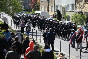 Orkiestra i Kompania Reprezentacyjna Marynarki Wojennej oraz uczestnicy przemarszu z okazji Narodowego Święta Konstytucji 3 Maja idący ul. Słowackiego // fot. Michał Puszczewicz