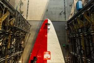 Roll-out Wichra.  Kadłub pierwszego &bdquo;Miecznika&rdquo; opuścił Halę Kadłubową w PGZ Stoczni Wojennej. (fot. comcam.pl/PGZ Stocznia Wojenna) 