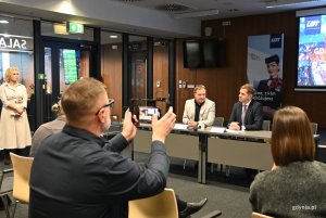  Na zdjęciu: rzecznika prasowa Portu Lotniczego Gdańsk Agnieszka Michajłow, dyrektor ds. bezpieczeństwa Portu Lotniczego Gdańsk Łukasz Kunowski, prezes PLL LOT Michał Fijoł (fot. Magdalena Starnawska)