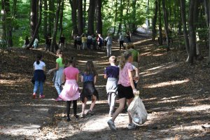 Uczniowie ze Szkoły Podstawowej nr 29 sprzątali las przy ul. Pelplińskiej w Gdyni // fot. Izabela Małkowska