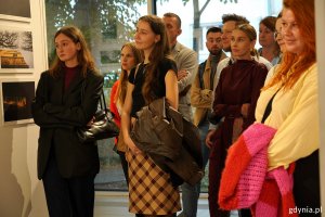 Goście na wernisażu wystawy pokonkursowej w galerii Gdyńskiego Centrum Filmowego