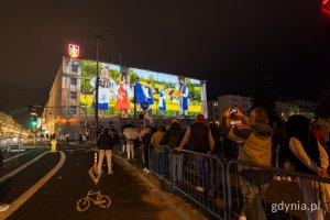 &bdquo;Zaczęło się  od morza. Baśniowa opowieść o Gdyni&rdquo;, video mapping na fasadzie urzędu miasta i widzowie
