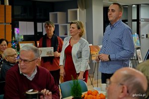 Od prawej: Paweł Wysocki &ndash; prezes Oddziału Morskiego PTTK w Gdyni, Justyna Sudzik i Wojciech Pasko-Porys &ndash; komisarz wystawy podczas prewernisażu wystawy &bdquo;100 obraz&oacute;w na 100-lecie Gdyni&rdquo; i spotkania wigilijnego w Gdyńskim Centrum Organizacji Pozarządowych