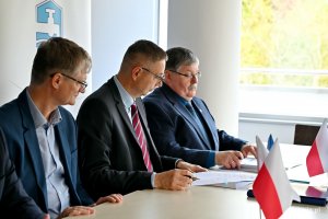 Od lewej: wiceprezydent Gdyni Rafał Geremek, Jacek Kieloch &ndash; prezes zarządu PEWIK Gdynia oraz Wiesław Kujawski &ndash; wiceprezes ds. eksploatacji PEWIK Gdynia podczas podpisywania umowy na wymianę wodomierzy