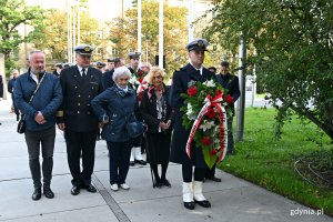 Od prawej: Krystyna Kodymowska „Stokrotka” - uczestniczka powstania warszawskiego, Helga Łukaszewska - prezes gdyńskiego koła Światowego Związku Żołnierzy Armii Krajowej i Krzysztof Jankowski - dyrektor Zespołu Szkolno-Przedszkolnego nr 3 w Gdyni (pierwszy z lewej) podczas składania kwiatów przed pomnikiem Armii Krajowej na skwerze Kościuszki // fot. Magdalena Czernek