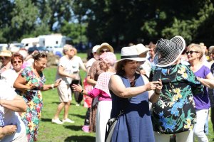 Uczestnicy pikniku dla senior&oacute;w na Polance Redłowskiej