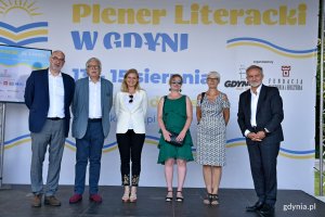 Od prawej: Wojciech Szczurek - prezydent Gdyni, Joanna Zielińska - przewodnicząca Rady Miasta Gdyni, Natalia Gromow - dyrektor Biblioteki Gdynia, Sonia Draga oraz Jacek Oryl - organizator Pleneru Literackiego w Gdyni podczas otwarcia pleneru // fot. Magdalena Czernek