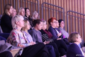 Ludzie w auli na widowni słuchający przemówienia