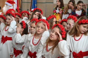 Kolędownicy z SP nr 13 przedstawili autorski program i zaśpiewali świąteczne piosenki