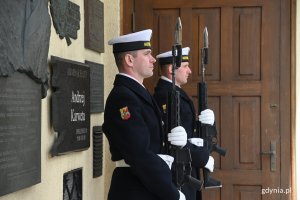 Dwaj marynarze, którzy tworzą posterunek honorowy. Stoją przy płycie upamiętniającej adm. Andrzeja Karwetę, która znajduje się przy wejściu do budynku Dowództwa Marynarki Wojennej RP przy ul. Waszyngtona 44 // fot. Magdalena Czernek