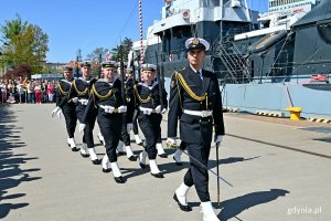Pokaz musztry paradnej w wykonaniu Kompanii Reprezentacyjnej Marynarki Wojennej podczas „Błyskawicznej majówki”