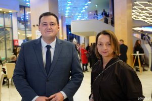 Od lewej stoją: Łukasz Kobus, sekretarz miasta i dyrektor generalny Urzędu Miasta Gdyni i radna Gdyni Larysa Kramin