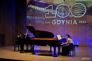 Uczniowie Szkoły Muzycznej I i II stopnia im. Z. Noskowskiego w Gdyni występujący podczas koncertu &bdquo;Muzyczny portret Gdyni&rdquo; 