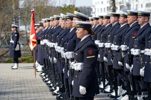 Kompania Reprezentacyjna Marynarki Wojennej RP na Cmentarzu Wojennym w Redłowie podczas uroczystości z okazji Dnia Pamięci Ofiar Zbrodni Katyńskiej 