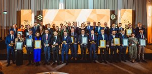 Zdjęcie grupowe zwycięzców i laureatów