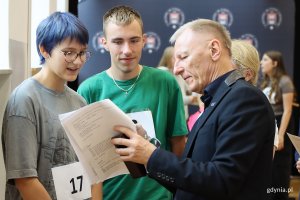 Casting do spektaklu „Sekret" w ramach projektu „PaT", na zdjęciu Grzegorz Jach i młodzież z II i V LO w Gdyni (fot. Katarzyna Balcerzak)