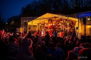Gdyńskie mikołajki w muszli koncertowej na placu Grunwaldzkim (fot. Kamil Złoch)