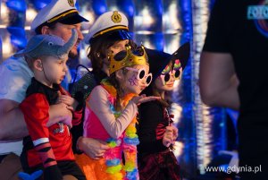 Dzieci bawiące się na balu karnawałowym