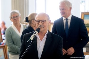 Marek Kogut, artysta i autor obraz&oacute;w, podczas otwarcia wystawy &bdquo;100 obraz&oacute;w na 100-lecie Gdyni&rdquo; w Sejmie RP