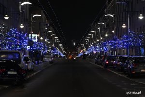 Oświetlona ul. Świętojańska // fot. Michał Puszczewicz