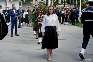 Przedstawicielka Instytutu Pamięci Nadorowej składająca kwiaty podczas uroczystości z okazji 82. rocznicy wybuchu powstania warszawskiego
