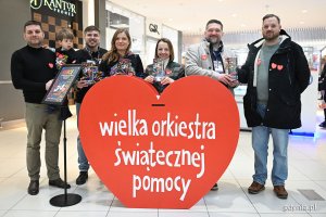 Od lewej: wiceprezydent Gdyni Maciej Zielonka, radni Dominik Aziewicz, Natalia Kłopotek-Gł&oacute;wczewska i Larysa Kramin, przewodniczący Rady Miasta Gdyni Tadeusz Szemiot oraz radny miasta Łukasz Strzałkowski podczas finału WOŚP w Centrum Riviera 