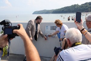 Tablicę odsłonili: c&oacute;rka kapitana Jarmiła Ulatowska i Tadeusz Szemiot, przewodniczący Rady Miasta Gdyni 