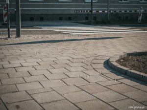 na pierwszy planie widoczny nowy chodnik z kostki, w tle przejście dla pieszych