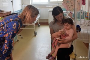 Mali pacjenci zostali obdarowani pluszowymi misiami // fot. Magdalena Czernek