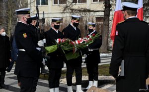 Marynarze z wiązankami kwiatów podczas uroczystości odsłonięcia tablic pamiątkowych poświęconych polskim marynarzom, którzy walczyli na frontach II wojny światowej // fot. Marcin Mielewski 