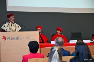 dr Tomasz Białas, rektor Wyższej Szkoły Administracji i Biznesu w Gdyni przemawiający podczas inauguracji roku akademickiego