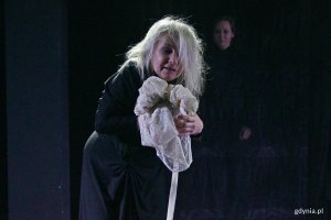 Urszula Kowalska i Marta Jaszewska w spektaklu &bdquo;ONA. Rekonstrukcja&rdquo; w Teatrze Gdynia Gł&oacute;wna 