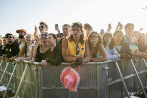 Uczestnicy festiwalu bawiący się przed sceną główną // fot. Karol Stańczak