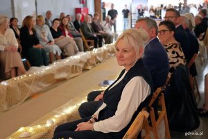 Uczestnicy obchod&oacute;w jubileuszu CKZiU nr 2 zgromadzeni w miejscu uroczystości, a wśr&oacute;d nich Iwona Tanewska &ndash; naczelniczka Wydziału Edukacji Urzędu Miasta Gdyni