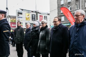 Kwiaty pod pomnikiem złożyła delegacja władz miasta (od lewej): radni miasta Lechosław Dzierżak, Krzysztof Chachulski, Elżbieta Raczyńska, przewodnicząca Rady Miasta Gdyni Joanna Zielińska, wiceprzewodniczący Rady Miasta Gdyni Andrzej Bień oraz radny miasta Zenon Roda // fot. Karol Stańczak