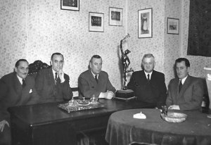Członkowie Zarządu Zrzeszenia Kupców w Gdyni; od prawej strony siedzą: M. Skutecki, M. Witucki, I. Bronk,  I. Orczykowski, od lewej strony drugi stoi J. Horała i dalej A. Sacha, Gdynia 1950r. oraz w biurze Zarządu przy ul. Mściwoja w Gdyni: J. Horała, I. Bronk, T. Marchlewski, M. Skutecki, J. Stefanik w 1957r.