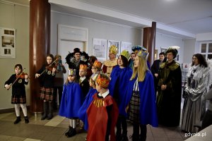 Trzej Królowie i kolędnicy odwiedzili gdyński ratusz // fot. Paweł Kukla