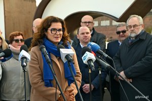 Prezydent Gdańska Aleksandra Dulkiewicz w towarzystwie parlamentarzystów i samorządowców z Pomorza podczas briefingu na temat ustawy metropolitalnej