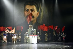 Scena zbiorowa w spektaklu Teatru Muzycznego w Gdyni - „Mistrz i Małgorzata” // fot. Magdalena Czernek