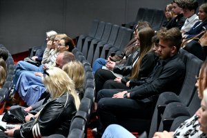 Uczestnicy gali finałowej Pomorskiego Festiwalu Kr&oacute;tkich Film&oacute;w o HIV w sali Warszawa Gdyńskiego Centrum Filmowego 