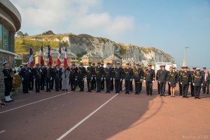 Uczestnicy uroczystości przy tablicy upamiętniającej rajd w Dieppe // fot. bsmt Michał Pietrzak/ 3. Flotylla Okrętów  