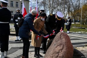 Kadm. Mirosław Jurkowlaniec – dowódca 3. Flotylli Okrętów, Joanna Zielińska – przewodnicząca Rady Miasta Gdyni i Danuta Sikora - dyrektor gdyńskiego Oddziału Regionalnego Agencji Mienia Wojskowego odsłaniaja jedną z tablic// fot. Marcin Mielewski  